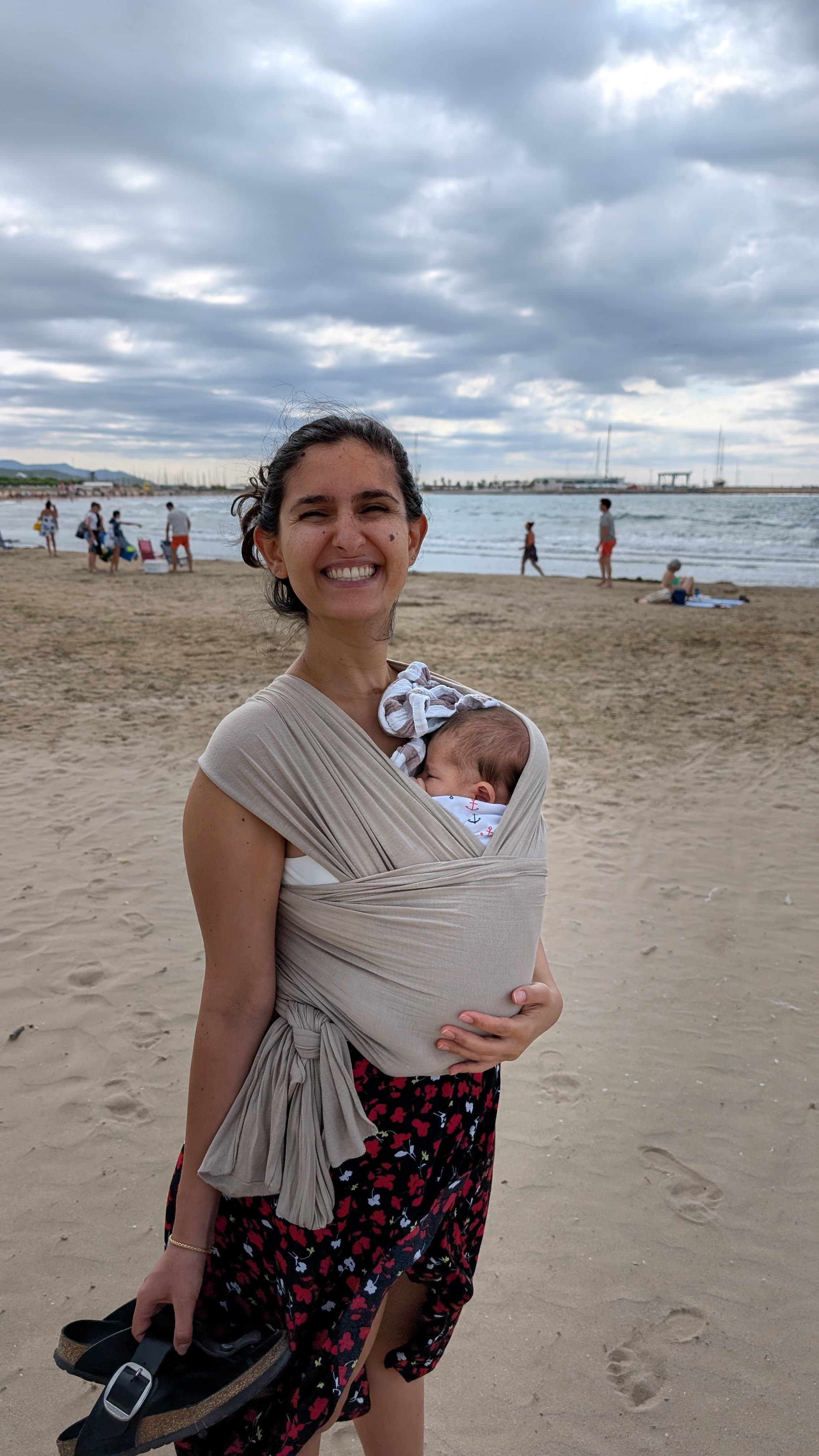 Mana mit Baby am Strand – Körpererfahrung durch Schwangerschaft und Geburt