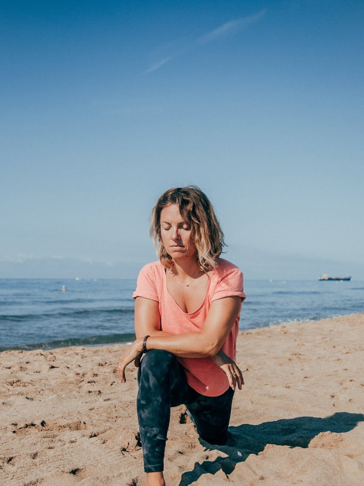 Julia in Achtsamkeit am Strand