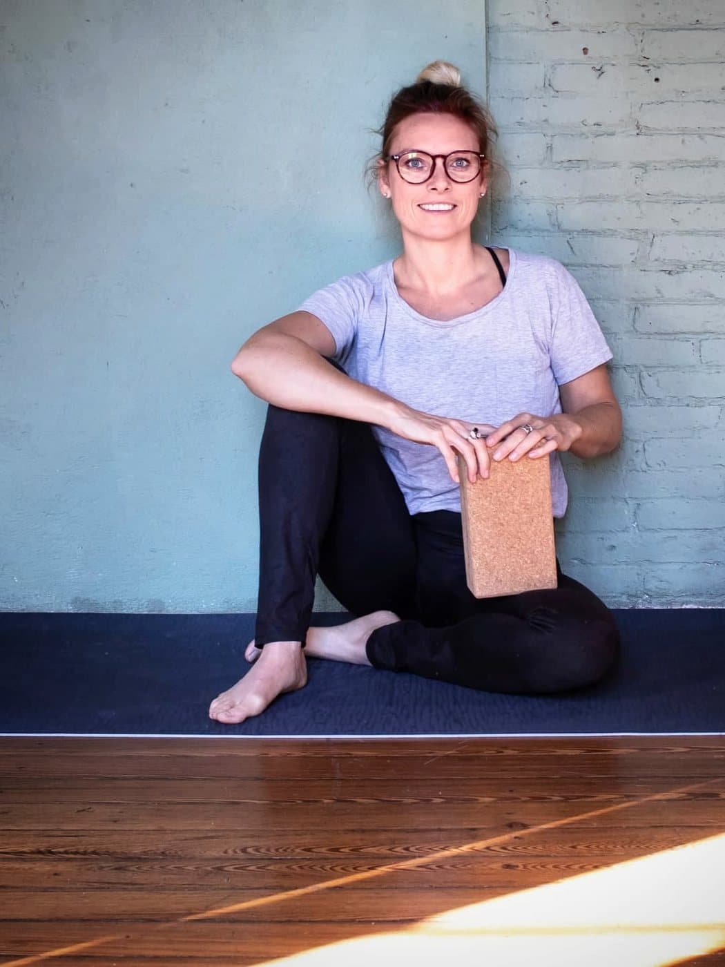 Julia – Yin Yoga, Meditation und Achtsamkeit, im Studio mit Yogablock