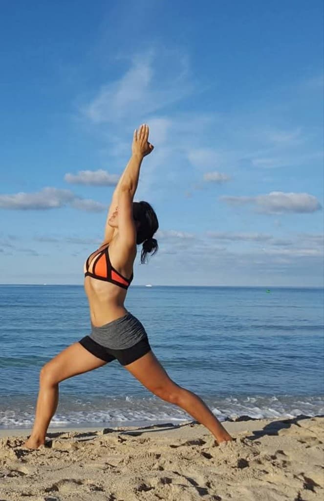 Yoga am Strand in aufrechter Haltung mit Blick zum Himmel – Kraft und Lebensfreude, passend zur Phase The Rise